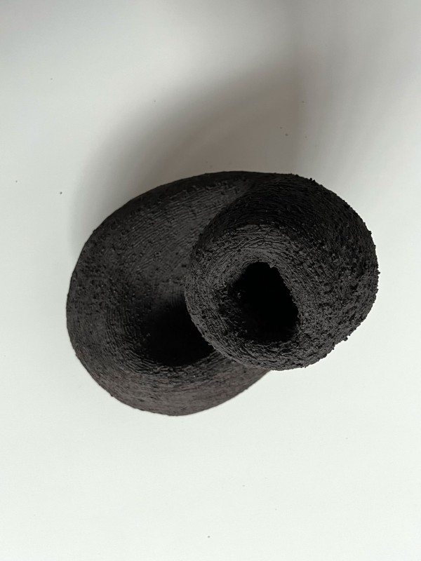 Schwarze Skulpturen aus Ton